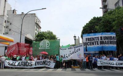 Judiciales y m�dicos llaman al resto de los gremios estatales a confluir en medidas por aumento salarial 