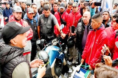 Un mar de motociclistas marcharon contra las APPS �negreras� y fueron recibidos por el gobierno porte�o