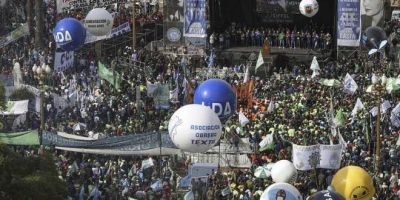 Los gremios se preparan para resistir la idea del gobierno de eliminar la cl�usula gatillo