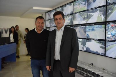 Ritondo entreg� m�viles en Luj�n y recorri� un nuevo centro de monitoreo en Moreno