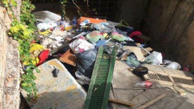 Sacaron cuatro camiones de basura de una casa usurpada