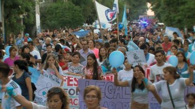 Cientos de santiagueños marcharon a favor del niño por nacer