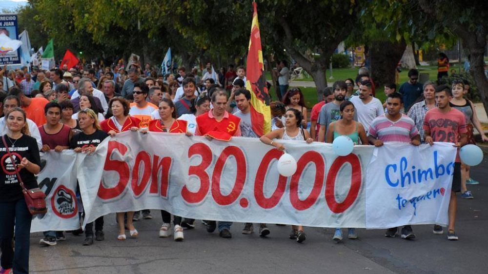A 43 aos de Golpe, grupos de derechos humanos marchan por el Da de la Memoria