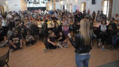 La precandidata a gobernadora kirchnerista Anabel Fern�dez Sagasti present� su equipo