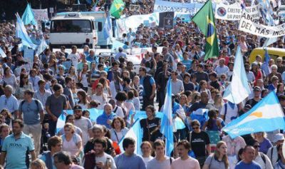Marcha de los pañuelos celestes: miles de personas se movilizaron en contra del aborto