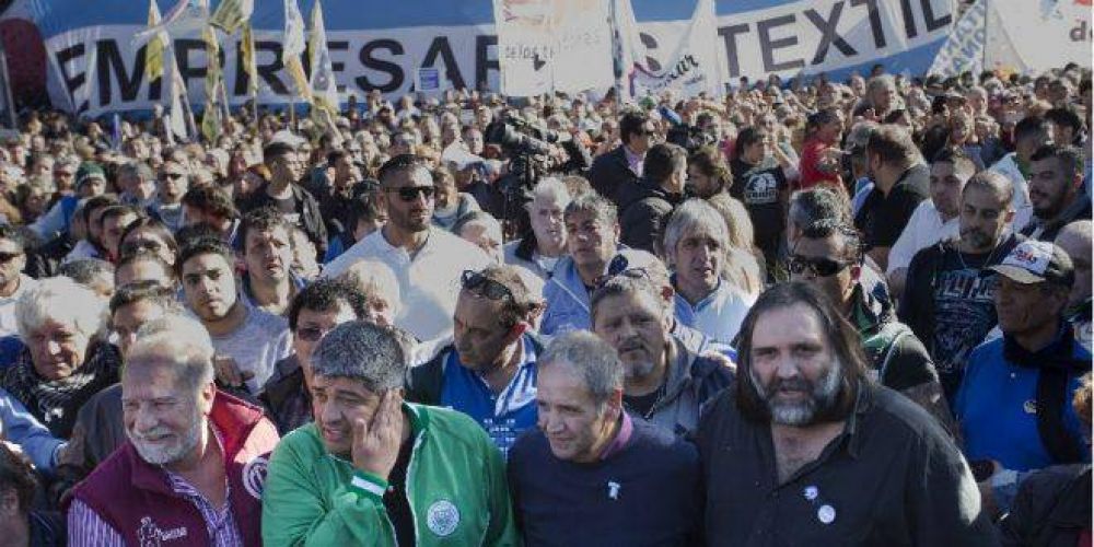 Al contario de la CGT, el Frente Sindical avanza hacia un paro