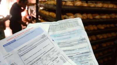 Cobran intereses de hasta 60% por atrasarse en el pago de luz, gas y agua