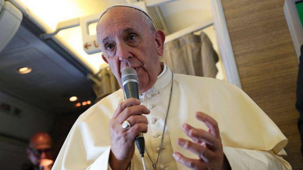 El Papa Francisco evita que los fieles le besen el anillo