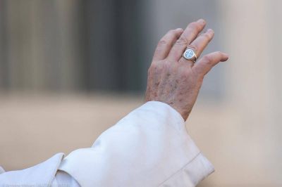 �Por qu� no le gusta al Papa que le besen el anillo?