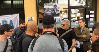 Con apoyo de Beto Casella, los trabajadores de NA reclamaron el pago de su salario