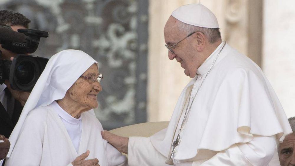 El Papa homenajea a misionera que ha hecho nacer 3 mil ni�os