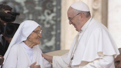 El Papa homenajea a misionera que ha hecho nacer 3 mil ni�os