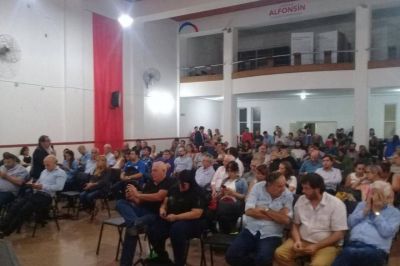 Radicalismo porte�o mira una tercera opci�n y se aleja m�s de Macri: 