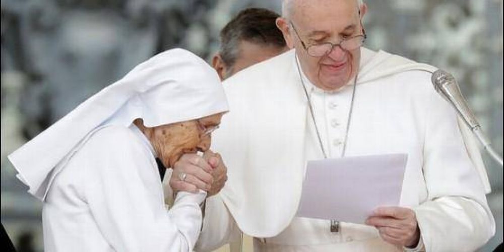 El papa Francisco vuelve a permitir que le besen su anillo tras el polmico video