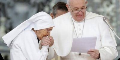 El papa Francisco vuelve a permitir que le besen su anillo tras el pol�mico video