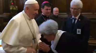 El Papa Francisco explica por qu� no quer�a que le besen el anillo