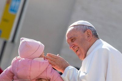 El papa Francisco firma 3 documentos anti abusos: carta apost�lica, l�neas gu�a y una ley 
