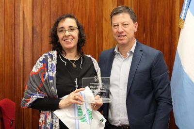 Intendente Bevilacqua reconoci� a la primera mujer a cargo de la Direcci�n de Saludo Mental de la OMS
