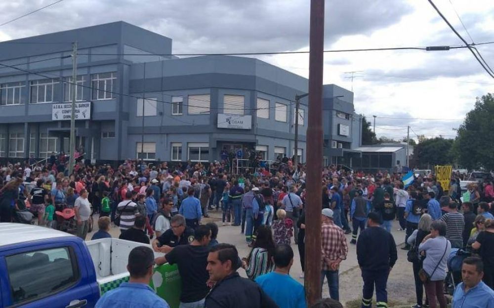 Histrico: una multitud se reuni para apoyar a los trabajadores despedidos de Loma Negra