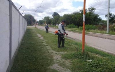 Erradican basurales y desmalezan instituciones educativas en Clodomira