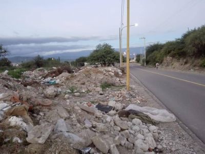 El camino al Jumeal, con monta�as de basura