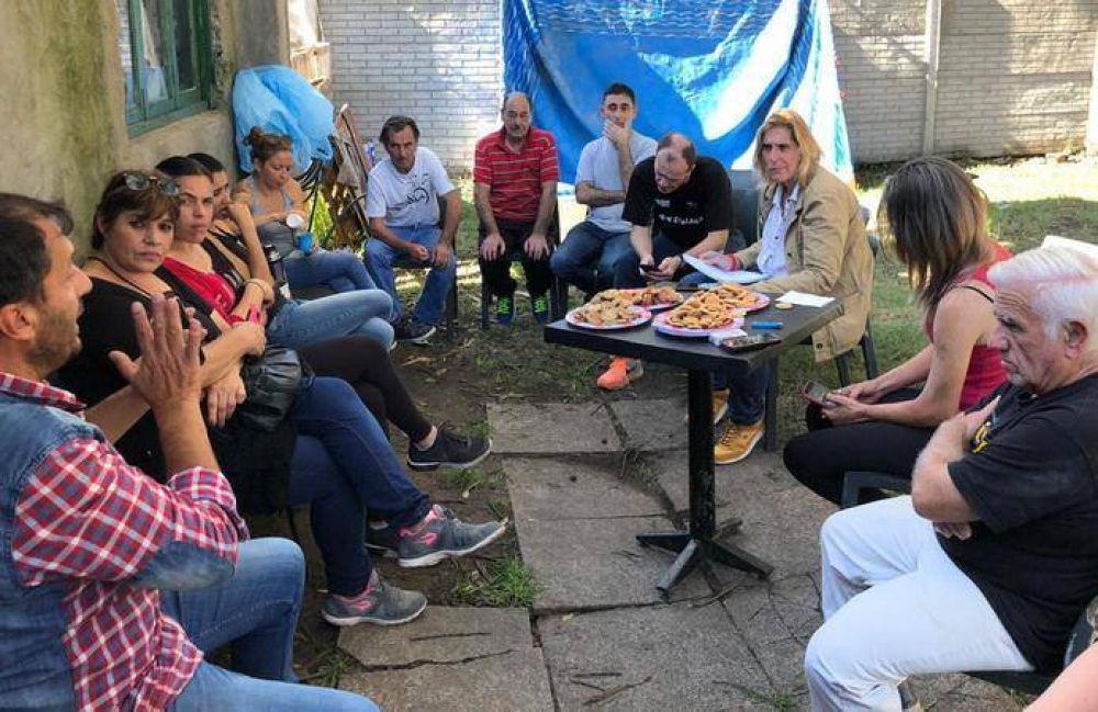 Baragiola junto a vecinos de la ONG �Ayudemos de Coraz�n� en el Barrio 2 de Abril