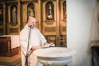 Un cura pidi� un pr�stamo por Facebook para cubrir los gastos de su iglesia