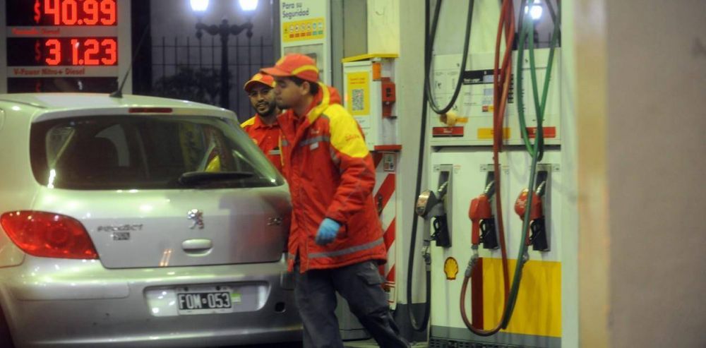 Shell da marcha atr�s y baja un 4,5% el precio de la nafta