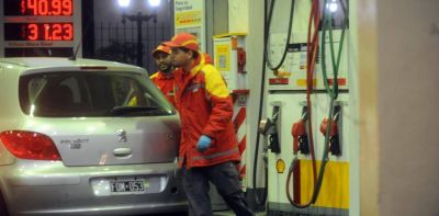 Shell da marcha atr�s y baja un 4,5% el precio de la nafta