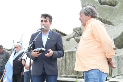 En una fecha especial, L�pez entreg� las llaves de la sede para los excombatientes