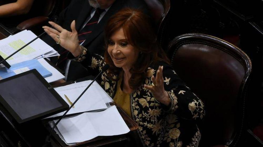 Cristina Kirchner juega a las dudas con su futuro, pero busca sumar tropa en el Congreso