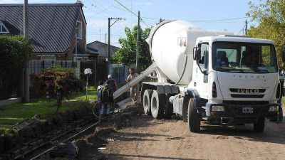 Tras once a�os de espera, el Barrio Sur ve c�mo se concreta la ansiada obra de cord�n cuneta