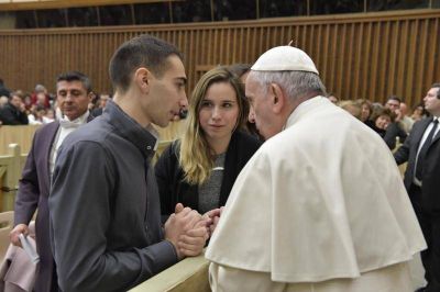 Cristo vive: �Los miembros de la Iglesia no tenemos que ser �bichos raros'� asegura el Papa