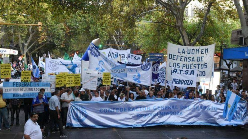 La CGT mendocina se sum a la convocatoria nacional y march contra 