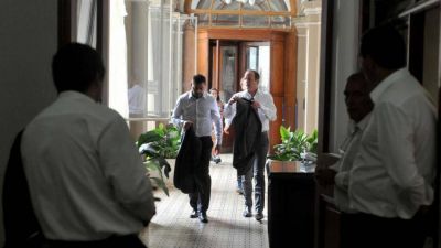 Los intendentes piden a Insaurralde que se lance y temen el 
