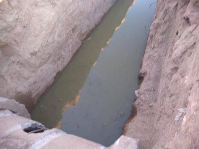 Trabajan en el arreglo del ca�o de cloaca roto en canal sur