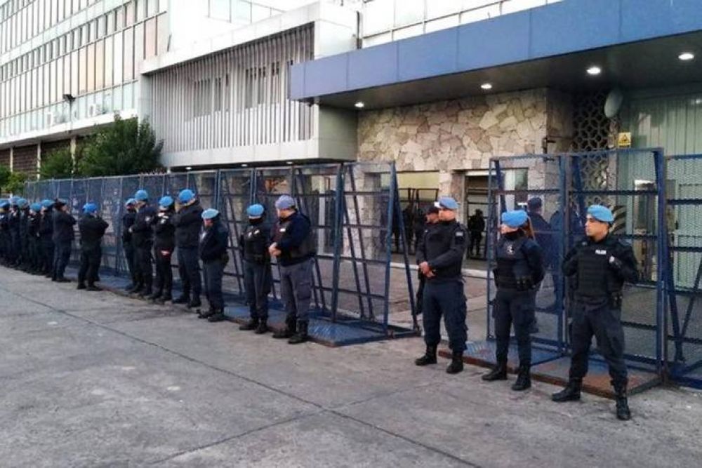 Trabajadores de la grfica Interpack fueron despedidos por Whatsapp y recibidos por la infantera