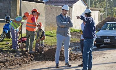 Galli recorri� la obra de cloacas en barrio Evita