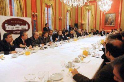 Scioli analiz� con 50 intendentes la reforma impositiva, particip� Gol�a