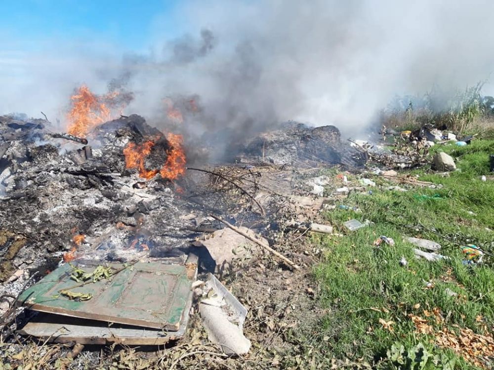 Los concejales de Unidad Ciudadana denunciaron la quema de bidones con agrotoxicos en el basural de Vivorat