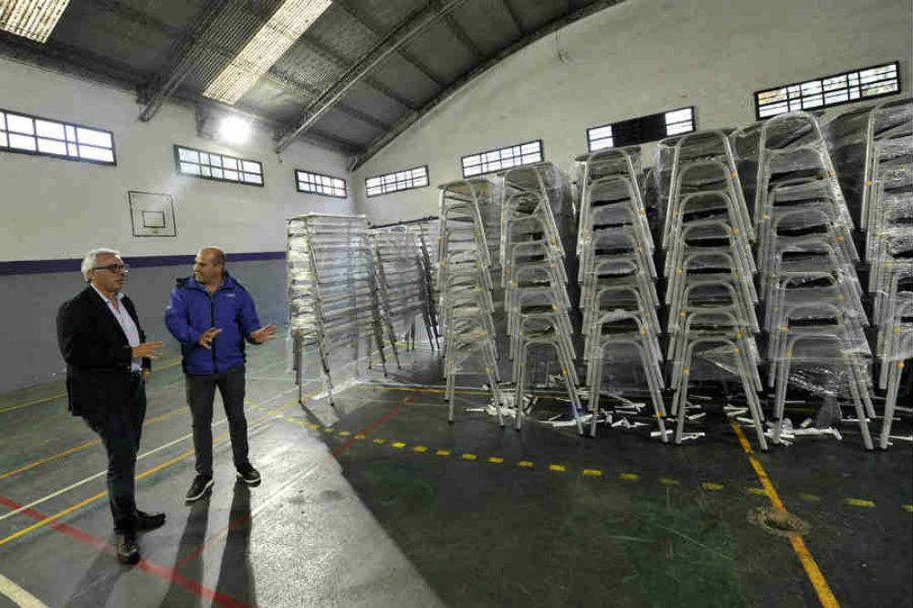 Tigre entrega sillas y bancos nuevos para 4500 alumnos de las escuelas primarias pblicas