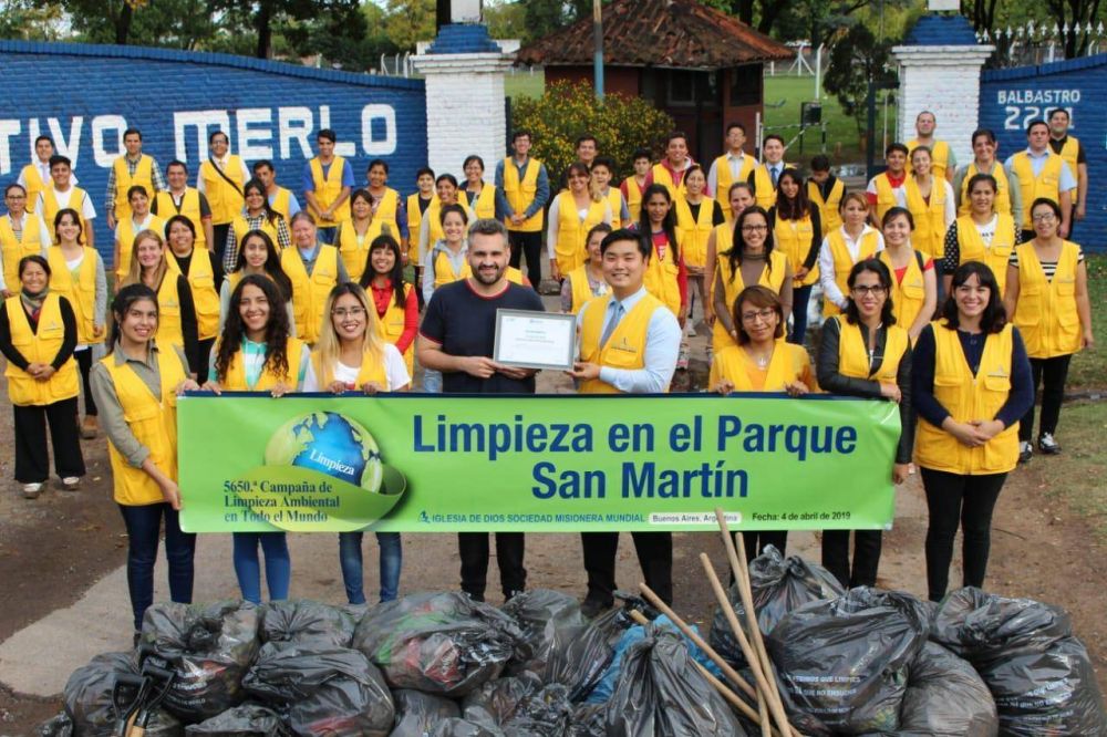 Iglesia realizó campaña de limpieza ambiental en Parque San Martín