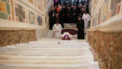 Por primera vez en tres siglos, el Vaticano exhibe la escalera de m�rmol que subi� Jes�s durante su juicio