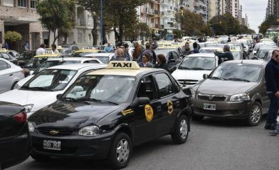 Taxistas y remiseros se movilizaron por calles y avenidas en repudio a los Uber