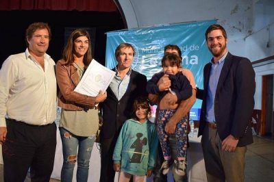Entrega de escrituras a vecinos de Lezama con funcionarios Provinciales