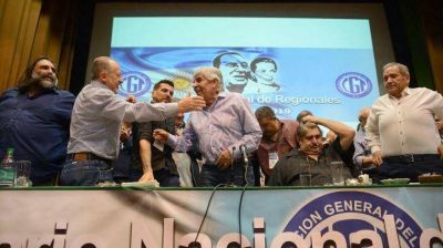 El Frente de Moyano redobla su desaf�o a la conducci�n de la CGT con el paro del 30A