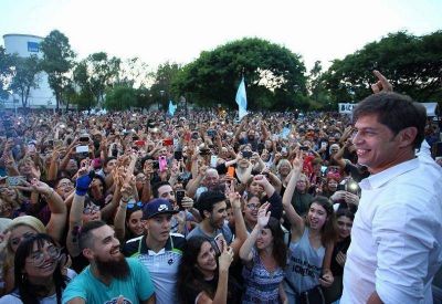 Kicillof pas� por Lan�s y se mostr� con los referentes del peronismo local