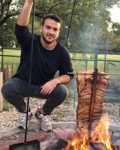 Ruggiero pone toda la carne al asador