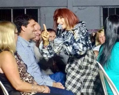 Maxi Abad lleva adelante una particular campa�a junto a �Zulma� (Gladys Florimonti)
