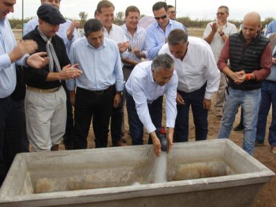 Cornejo estuvo en Alvear y prob� el acueducto Bowen-Canalejas